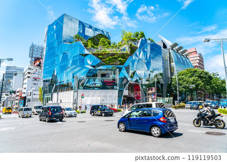 [Tokyo] Tokyu Plaza Harajuku's "Harakado" has an impressive glass exterior 119119503