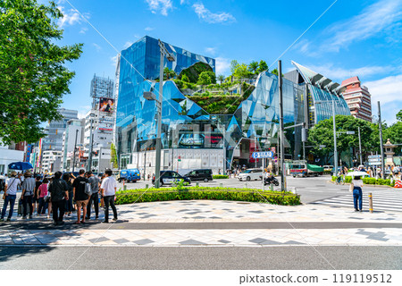 [Tokyo] Tokyu Plaza Harajuku's "Harakado" has an impressive glass exterior 119119512