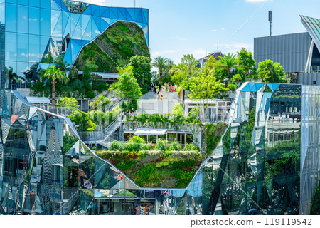 [Tokyo] A lush rooftop garden at Tokyu Plaza Harajuku's "Harakado" 119119542