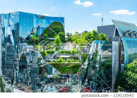[Tokyo] A lush rooftop garden at Tokyu Plaza Harajuku's "Harakado" 119119543