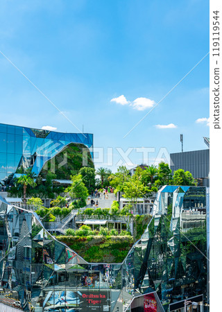 [Tokyo] A lush rooftop garden at Tokyu Plaza Harajuku's "Harakado" 119119544