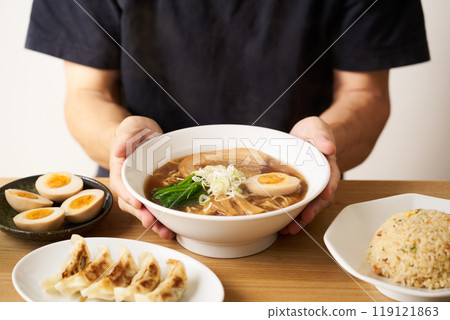 店主供應傳統的醬油拉麵。 119121863
