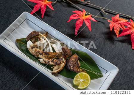 Grilled matsutake mushrooms and autumn leaves 119122351