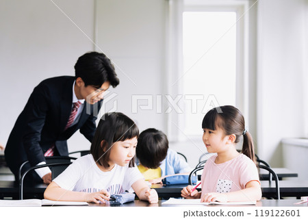 在補習班學習的小學生 119122601