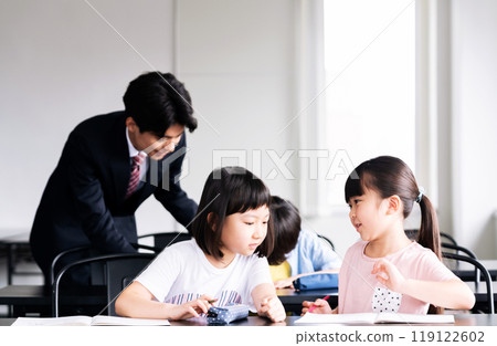 在補習班學習的小學生 119122602