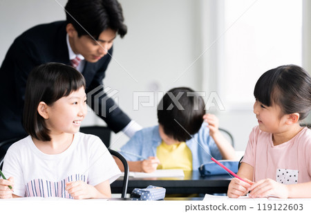 在補習班學習的小學生 119122603
