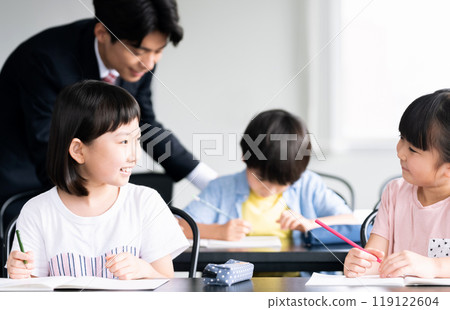 Elementary school students studying at a cram school 119122604