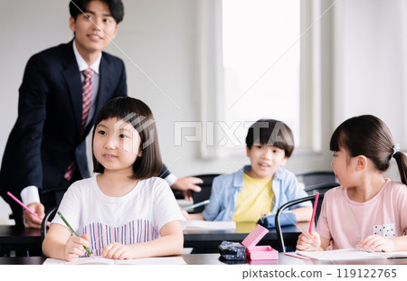 在補習班學習的小學生 119122765