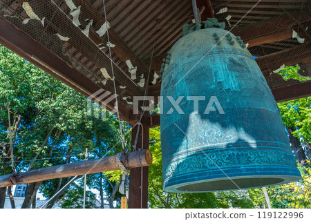 Kyoto City: Hyakumanben Chionji Temple bell and wooden striker Kyoto City: Hyakumanben Chionji Temple bell and wooden striker 119122996