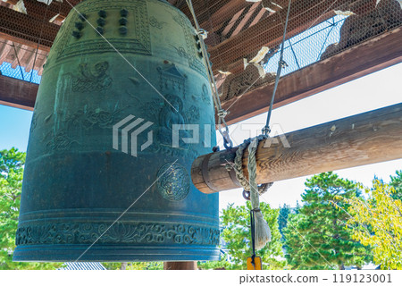 Kyoto City: Hyakumanben Chionji Temple bell and wooden striker 119123001
