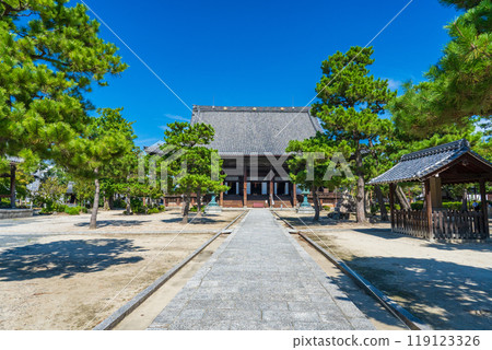 Kyoto City: The Goei-do Hall of Hyakumanben Chion-ji Temple shines against the blue sky of early autumn Kyoto City: The Goei-do Hall of Hyakumanben Chion-ji Temple shines against the blue sky of early autumn 119123326