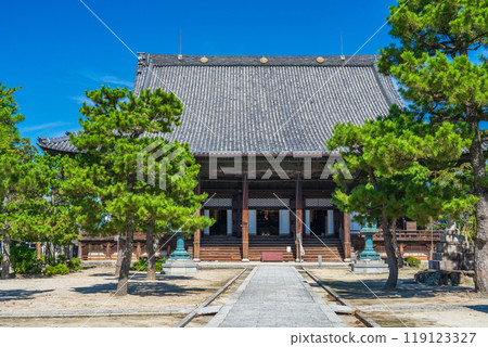 Kyoto City: The Goei-do Hall of Hyakumanben Chion-ji Temple shines against the blue sky of early autumn Kyoto City: The Goei-do Hall of Hyakumanben Chion-ji Temple shines against the blue sky of early autumn 119123327