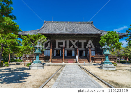 Kyoto City: The Goei-do Hall of Hyakumanben Chion-ji Temple shines against the blue sky of early autumn Kyoto City: The Goei-do Hall of Hyakumanben Chion-ji Temple shines against the blue sky of early autumn 119123329