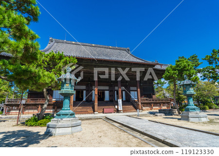 Kyoto City: The Goei-do Hall of Hyakumanben Chion-ji Temple shines against the blue sky of early autumn 119123330