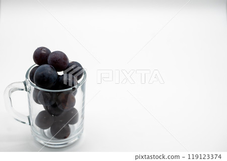 玻璃杯裡滿溢的葡萄 119123374