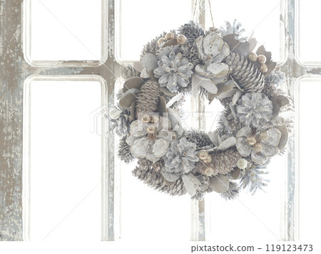 窗邊裝飾的聖誕花圈 - 聖誕形象 119123473