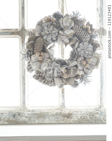 窗邊裝飾的聖誕花圈 - 聖誕形象 119123481