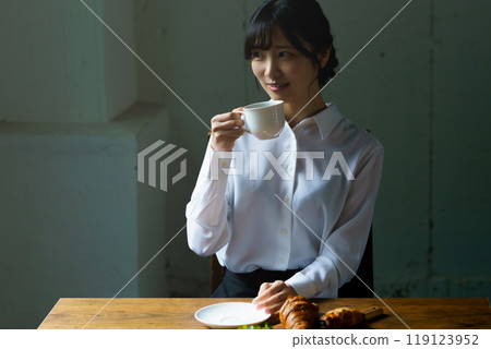 Young woman drinking a cup of coffee in a calm atmosphere in the morning Young woman drinking a cup of coffee in a calm atmosphere in the morning 119123952