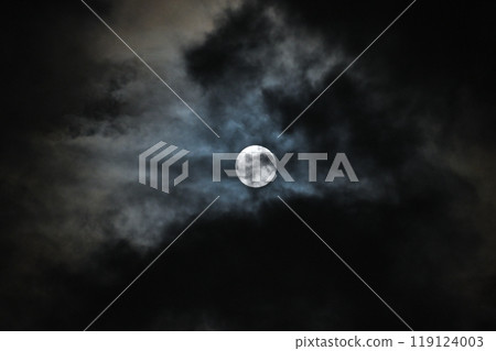 滿月隱藏在雲層後面，月亮，豐收的月亮，太空，天空，太陽系，天體 119124003