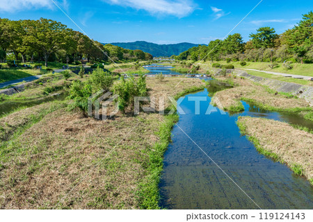 從京都市北大路橋眺望鴨川 從京都市北大路橋眺望鴨川 119124143