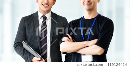 兩位男性商人的團隊合作形象 119124414