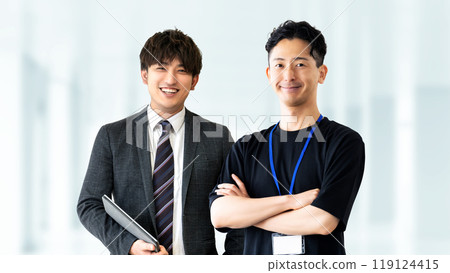 兩位男性商人的團隊合作形象 119124415