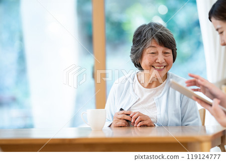 老年婦女與護理人員交談 女性護理人員與老年婦女交談 119124777