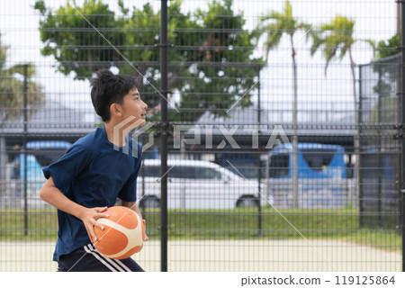 打籃球的男孩 打籃球的男孩 119125864