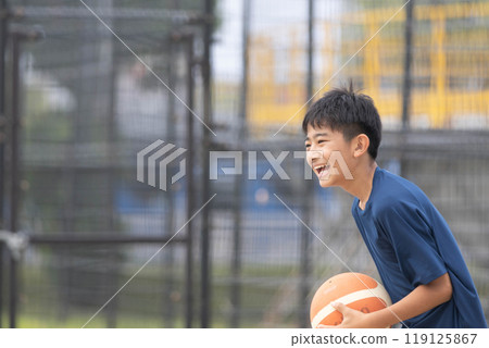 打籃球的男孩 119125867