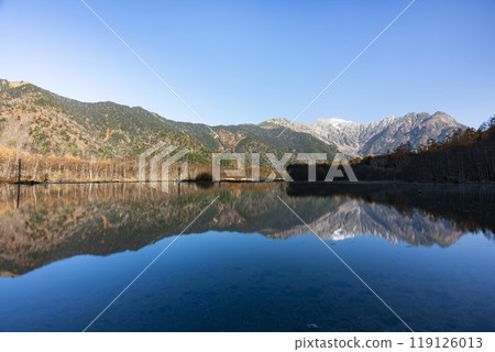 Kamikochi: Taisho Pond and Mount Yake covered in autumn leaves, Azumi Chubu Sangyo National Park, Matsumoto City, Nagano Prefecture 119126013