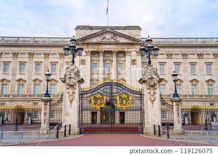 Buckingham palace in London city, England 119126075