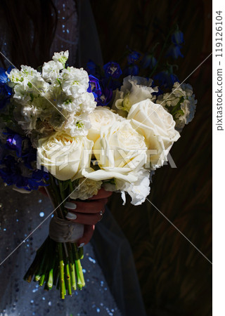 a bouquet of white and cream-colored roses 119126104