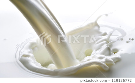倒牛奶的特寫鏡頭，白色背景 119126772