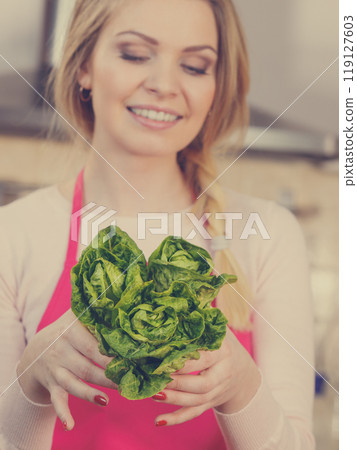 Womna holding green lettuce 119127603