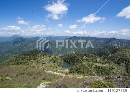 從栃木縣日光市日光國立公園通往日光白根山的山路上看到的御池 從栃木縣日光市日光國立公園通往日光白根山的山路上看到的御池 119127889