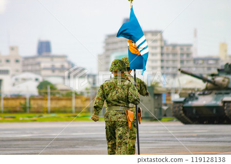 陸上自衛隊員舉旗行進 119128138