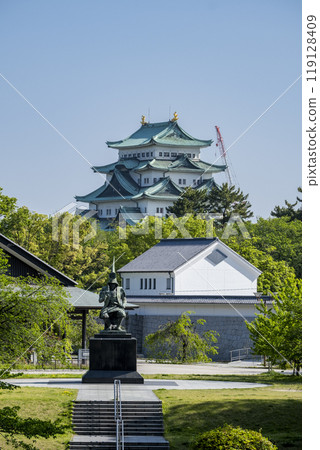 Statue of Kato Kiyomasa and Nagoya Castle tower, Nagoya, Aichi Prefecture Statue of Kato Kiyomasa and Nagoya Castle tower, Nagoya, Aichi Prefecture 119128409