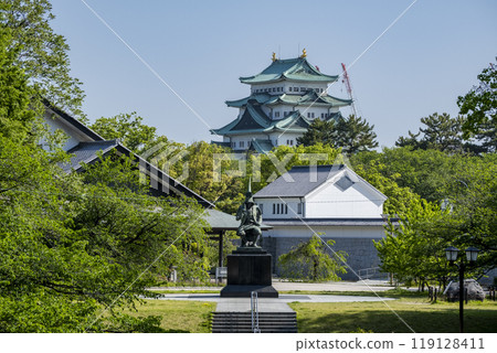 Statue of Kato Kiyomasa and Nagoya Castle tower, Nagoya, Aichi Prefecture 119128411