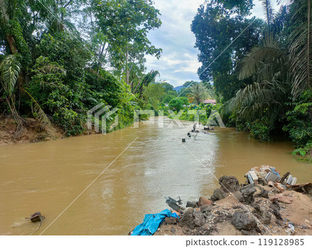 The effect of water head and heavy rain causes the water to become cloudy and the water current to become fast, dangerous to do activities in the area. 119128985