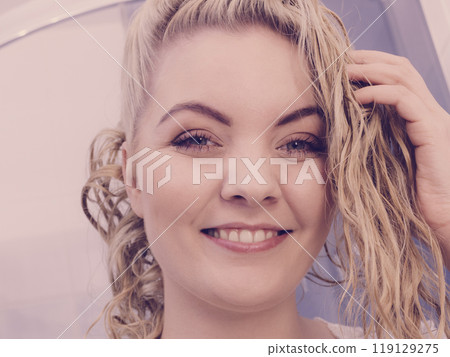 Woman with wet blonde hair 119129275