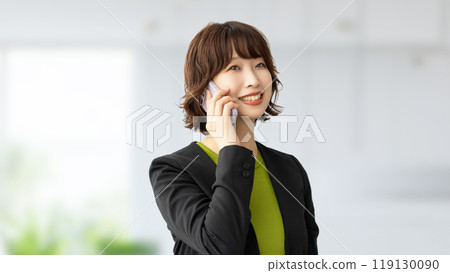 微笑的女商人在智能手機上交談 微笑的女商人在智能手機上交談 119130090