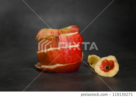 虛幻的蘋果只剩下果皮組成的紅色蘋果 119130271