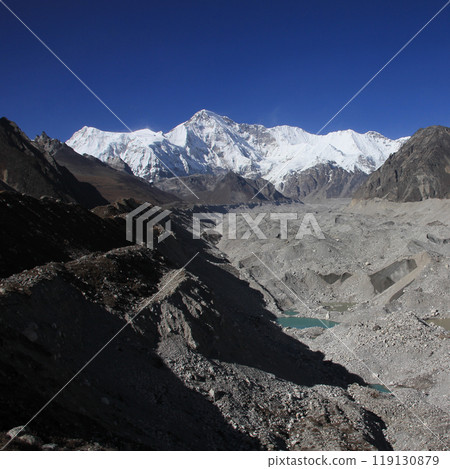 Cho Oyu and border to Tibet seen from Gokyo, Nepal. 119130879