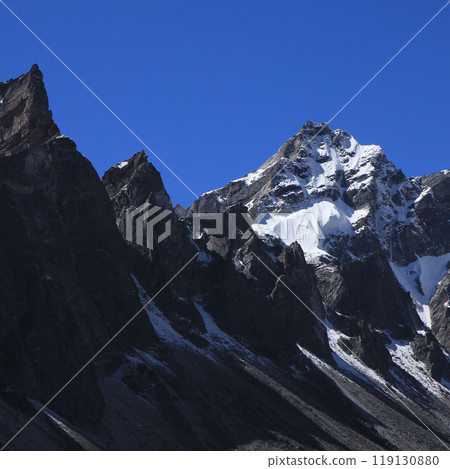 Rugged mountain range in the Gokyo Valley. 119130880