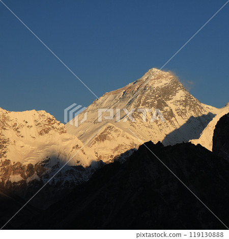 Majestic Mt Everest in autumn just before sunset. 119130888