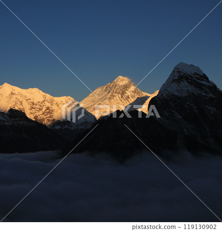 Mount Everest in autumn seen from the Gokyo Valley, Nepal. 119130902