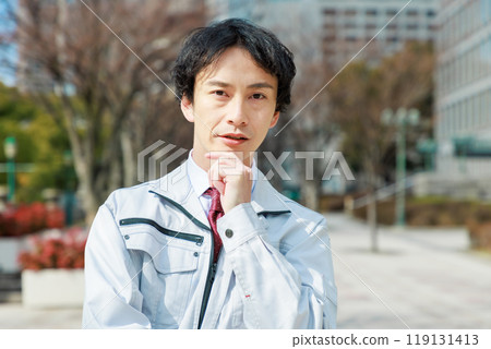 站在施工現場的現場主管 119131413