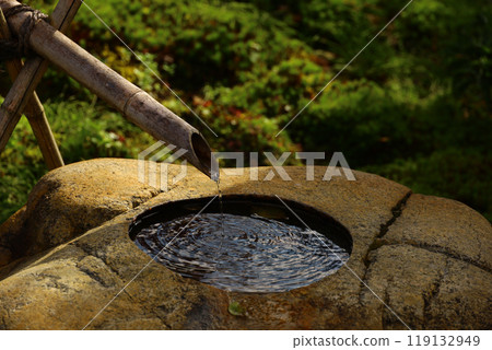 日本花園裡的石水碗和竹架 119132949