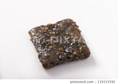 Black sesame rice crackers 119133592