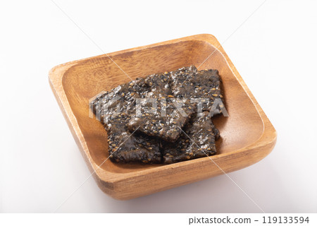 Black sesame rice crackers 119133594